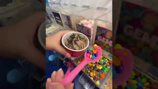 🍦Self Service Dessert?!😍Kabhi FROYO khaya hai?❤️Expensive Frozen Yogurt!🤑#youtubeshorts #shorts